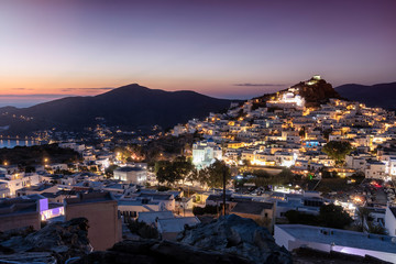 Blick auf die beleuchtete Chora von Ios auf den Kykladen in Griechenland am Abend nach...