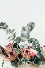 Foto op Plexiglas Voor haar Minimale bloemsamenstelling met rprotea en eucalyptus in bohemien stijl
