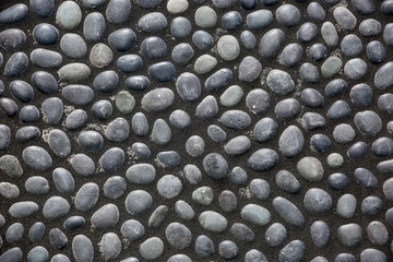 kunstvoll verlegte Lavasteine am Strand von Puerto Naos