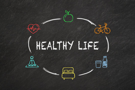 "Healthy life" Text mit Symbolen auf einem Tafelhintergrund
