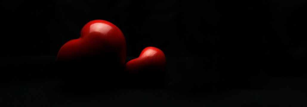 Zwei Herzen auf schwarzem Hintergrund
