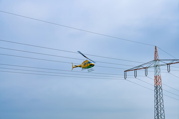 Installationsarbeiten an neuen Hochspannungsleitungen mit einem Helikopter  © Countrypixel