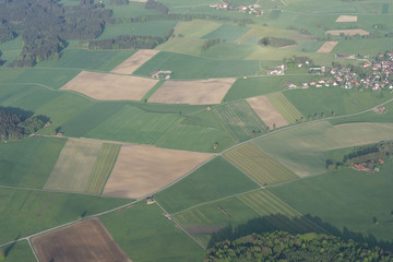 Felder und Wiesen-Landschaft im bayerischen Voralpenland