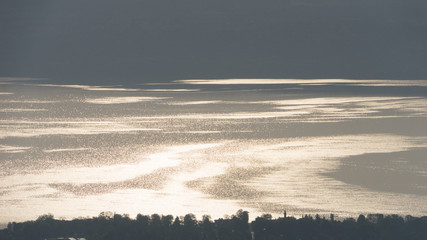 Bei Sonnenaufgang: Wasser-Landschaft im Fünf-Seen-Land