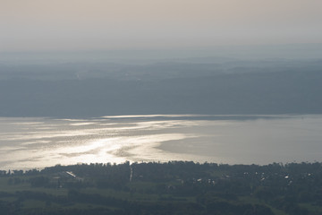 Bei Sonnenaufgang: Wasser-Landschaft im Fünf-Seen-Land