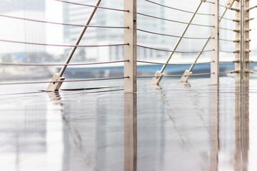 【道のローアングルシリーズ（横浜編）】雨で濡れた木目のデッキ