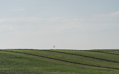 Wiesen-Landschaft mit Ballon im bayerischen Voralpenland