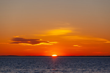 Obraz premium sun almost disappearing into the horizon