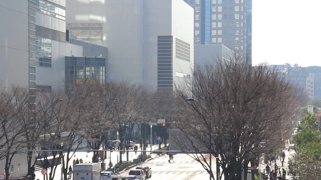 横浜　みなとみらい　けやき通りを走る自動車
