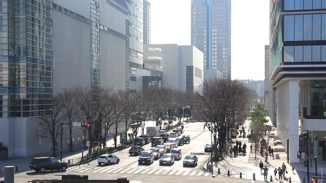 横浜　みなとみらい　けやき通りを走る自動車