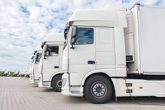 Wei&szlig;e F&uuml;hrerh&auml;user von LKW&acute;s