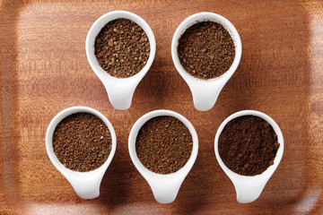 5段階に挽かれたコーヒー豆