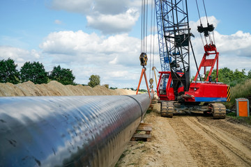 Verlegen der Erdgasröhren mit Baufahrzeugen