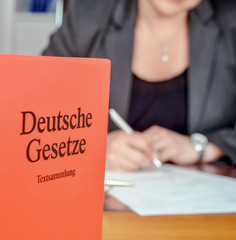 Anwältin recherchiert in der Kanzlei – selektiver Fokus