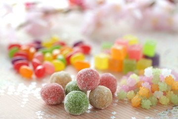 色とりどりの甘いキャンディーや砂糖菓子の雛菓子