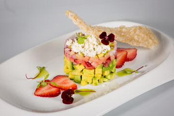 aguacate fresas y chicharron