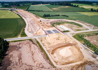 Luftbild einer neuen Autobahn - Baustelle