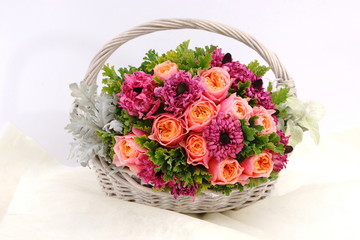 バラとラナンキュラスの花かご