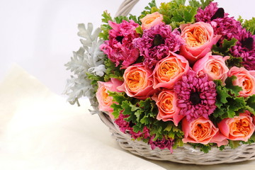 バラとラナンキュラスの花かご