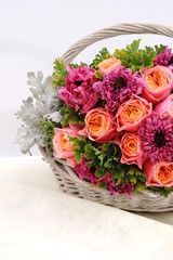 バラとラナンキュラスの花かご