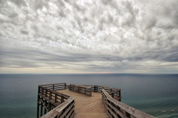 Obraz premium Overcast Vista with Pier