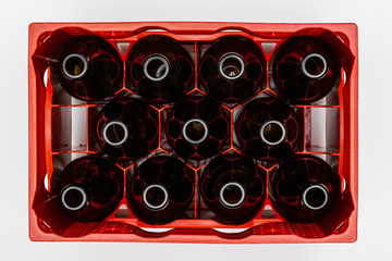 Roter Bierkasten mit leeren Flaschen