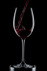 ワインをグラスに注ぎ入れる