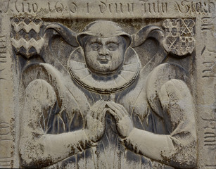 Grabstein einer Dame aus dem Mittelalter mit gefalteten H&auml;nden als Relief