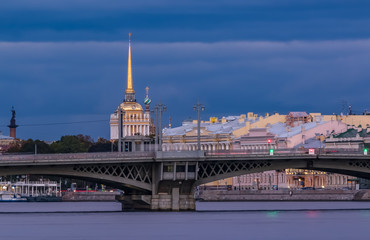 Fototapeta premium Sunset in Saint Petersburg over the Neva river with the view of Blagoveshchenskiy Bridge and the Admiralty or Admiralteystvo spire