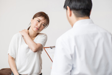 カウンセリングを受ける女性（肩）