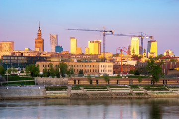 Fototapeta na wymiar Warsaw skyline behind the bridge
