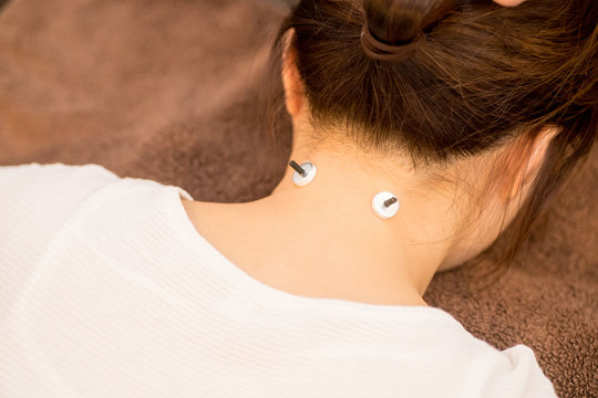 お灸をする女性