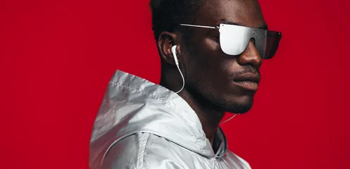 Junger Mann im futuristischen Outfit © Jacob Lund