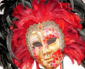 Venezianische Maske in Rot mit Federn
