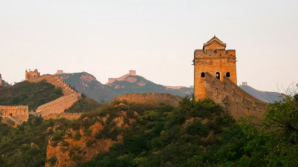 Obraz premium shot of the great wall of China at sunset