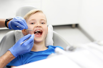 Przegląd dentystyczny.  Dziecko u stomatologa.