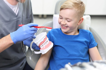 Lakowanie zębów,  dziecko u stomatologa