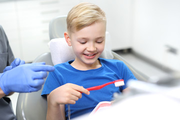 Jak prawidłowo szczotkować zęby ? Dziecko u stomatologa