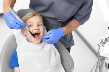 Leczenie ubytku w zębie, dziecko u stomatologa - obrazy, fototapety, plakaty