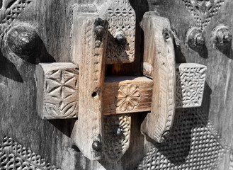 Verriegelung eines alten Holztores in der Altstadt von Al-Muharraq