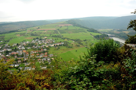 Kastel-Staadt, Blick auf die Saar und Serrig