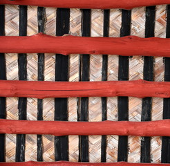 Rote Deckenbalken aus Holz in einem historischen Gebäude