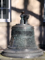 alte Bronzeglocke mit Ornamenten und Beschriftung