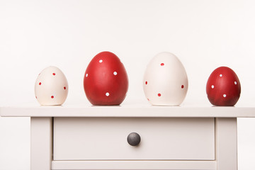 ostereier auf schrank