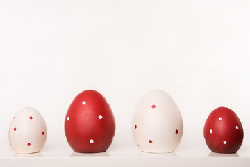 ostereier in weiß und rot mit punkten