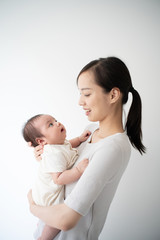 赤ちゃんを抱いた女性