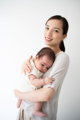 赤ちゃんを抱いた女性