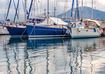 Fototapeta premium Jacht w porcie w Agios Nikolaos, Kreta, Grecja