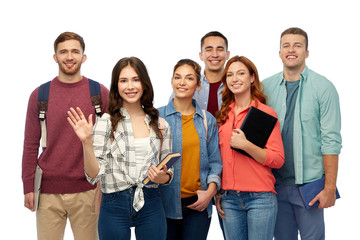Obraz premium koncepcja edukacji, liceum i ludzi - grupa uśmiechniętych uczniów z książkami, machając rękami na białym tle