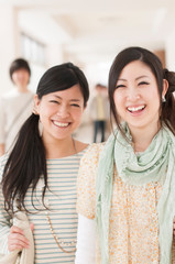 大学の廊下で微笑む大学生